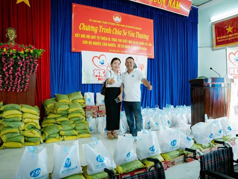 Hình ảnh minh họa bàn tay hỗ trợ, tượng trưng cho sự giúp đỡ và cộng đồng